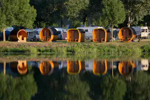 Mosel Islands Camping - Schlaffässer auf dem Campingplatz