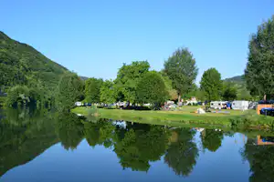 Mosel Islands Camping - Stell- und Zeltplätze auf der Insel mit der Mosel im Vordergrund