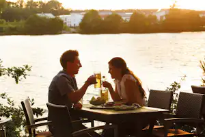 Campingplatz Murner See - Camper auf der Terrasse vom Restaurant auf dem Campingplatz am Ufer vom See