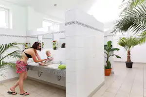 Campingplatz Murner See - Camper mit Kind im Sanitärbereich vom Campingplatz