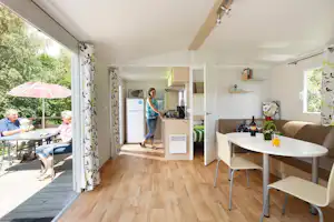 Campingplatz Murner See - Camper auf der Veranda und im Mobilheim vom Campingplatz