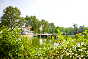 Campingplatz Neuenhainer See - Blick auf den See und den Strand auf dem Gelände vom Campingplatz