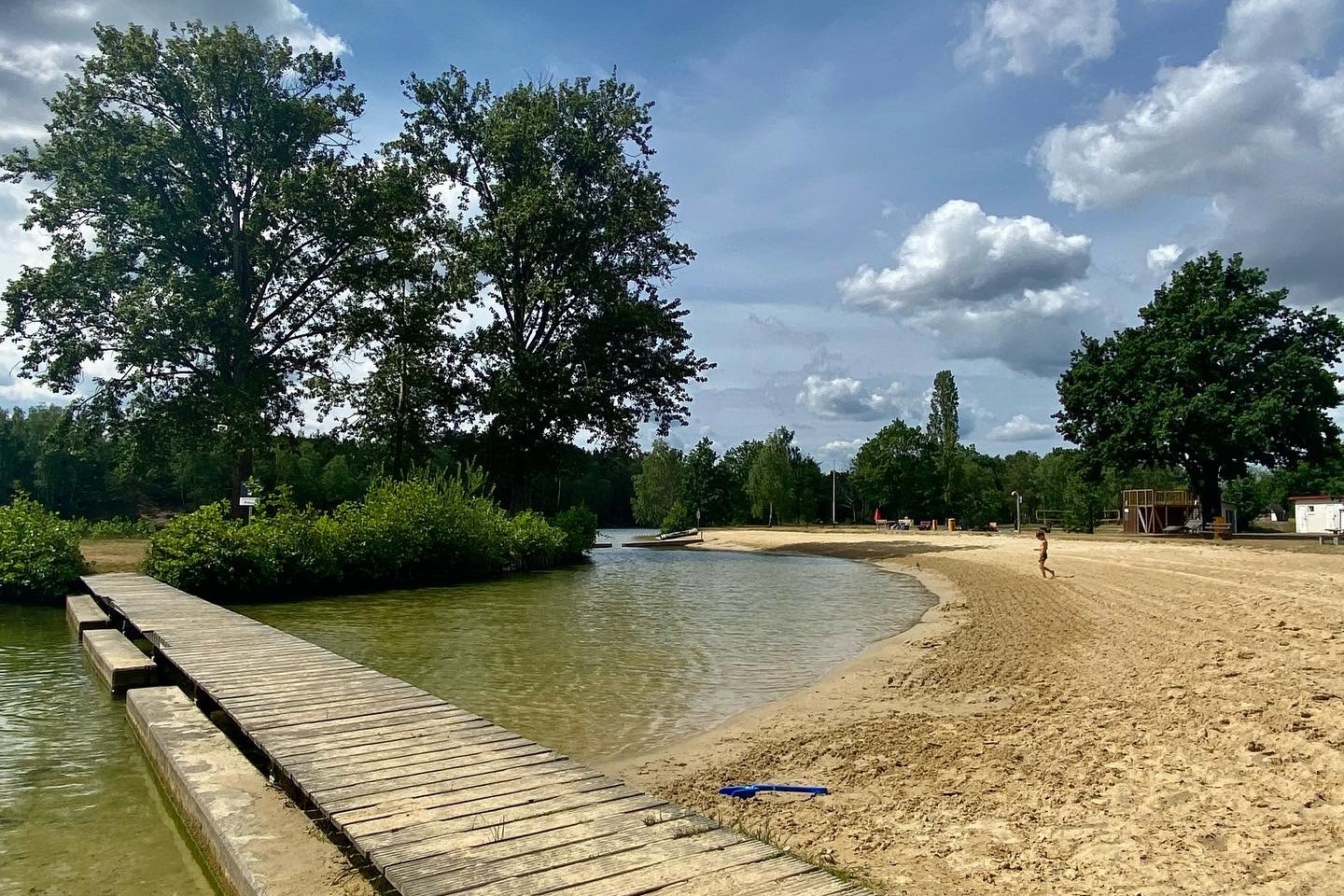Ferienpark Neuenhainer See  Campingplatz Neuenhainer See - Sandstrand mit Badesteg am Campingplatz