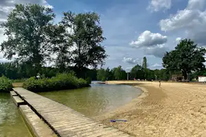 Ferienpark Neuenhainer See Campingplatz Neuenhainer See - Sandstrand mit Badesteg am Campingplatz