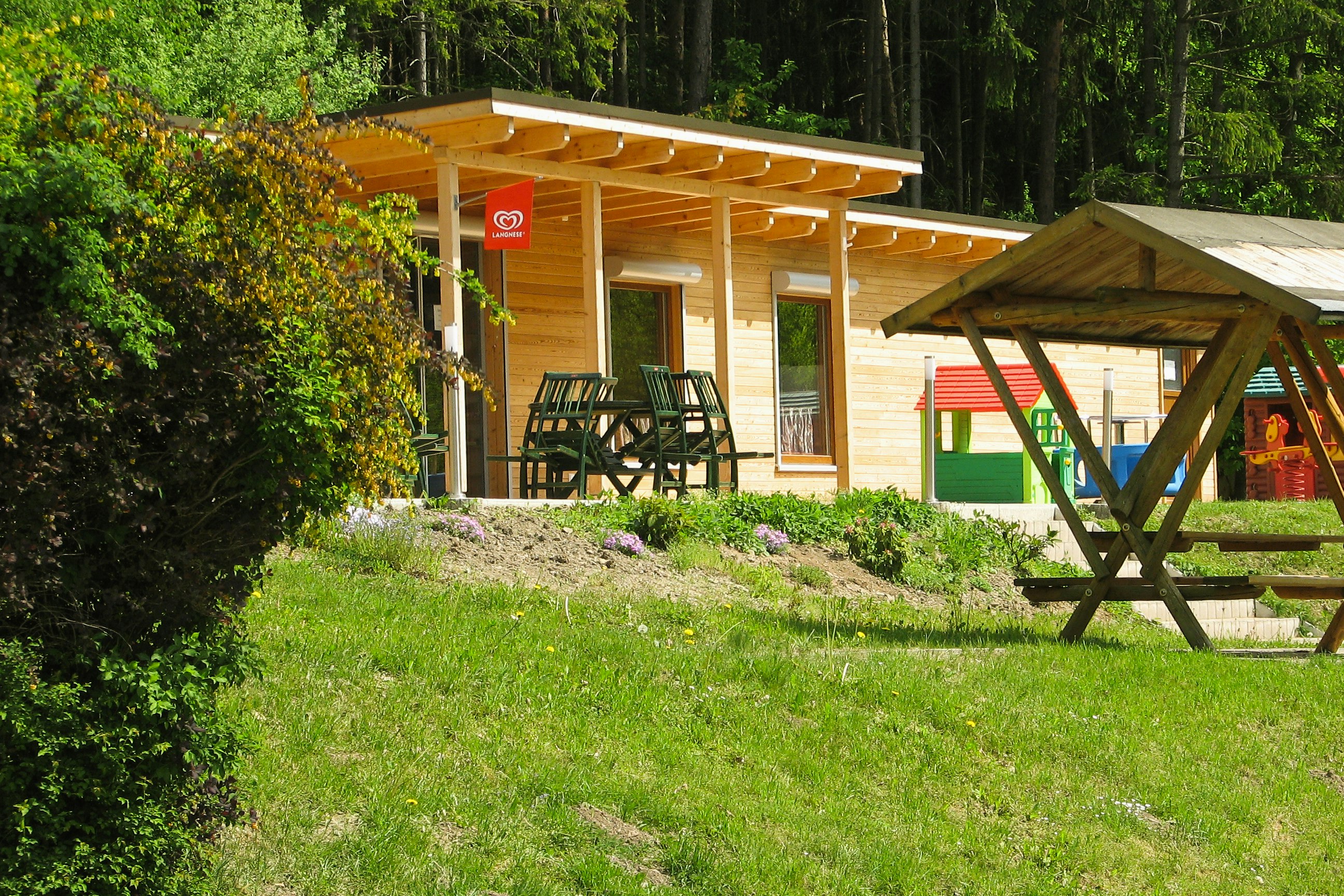 Campingplatz Neumannshof - Rezeption mit Terrasse auf dem Campingplatz