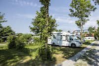 Campingplatz Neuwarft - Wohnwagen- und Wohnmobilstellplätzen zwischen Bäumen