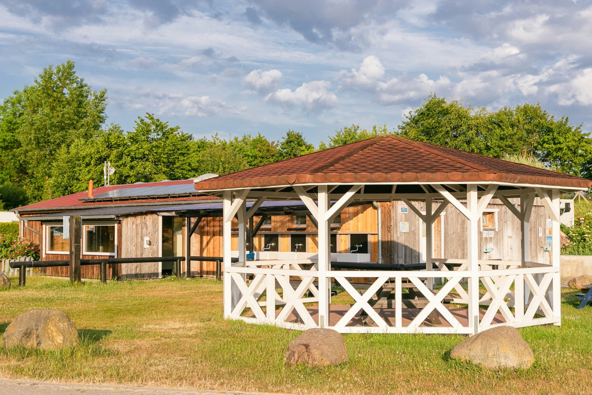 ostseequelle.camp - Blick auf das Sanitärhaus auf dem Campingplatz