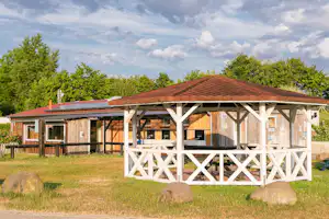ostseequelle.camp - Blick auf das Sanitärhaus auf dem Campingplatz
