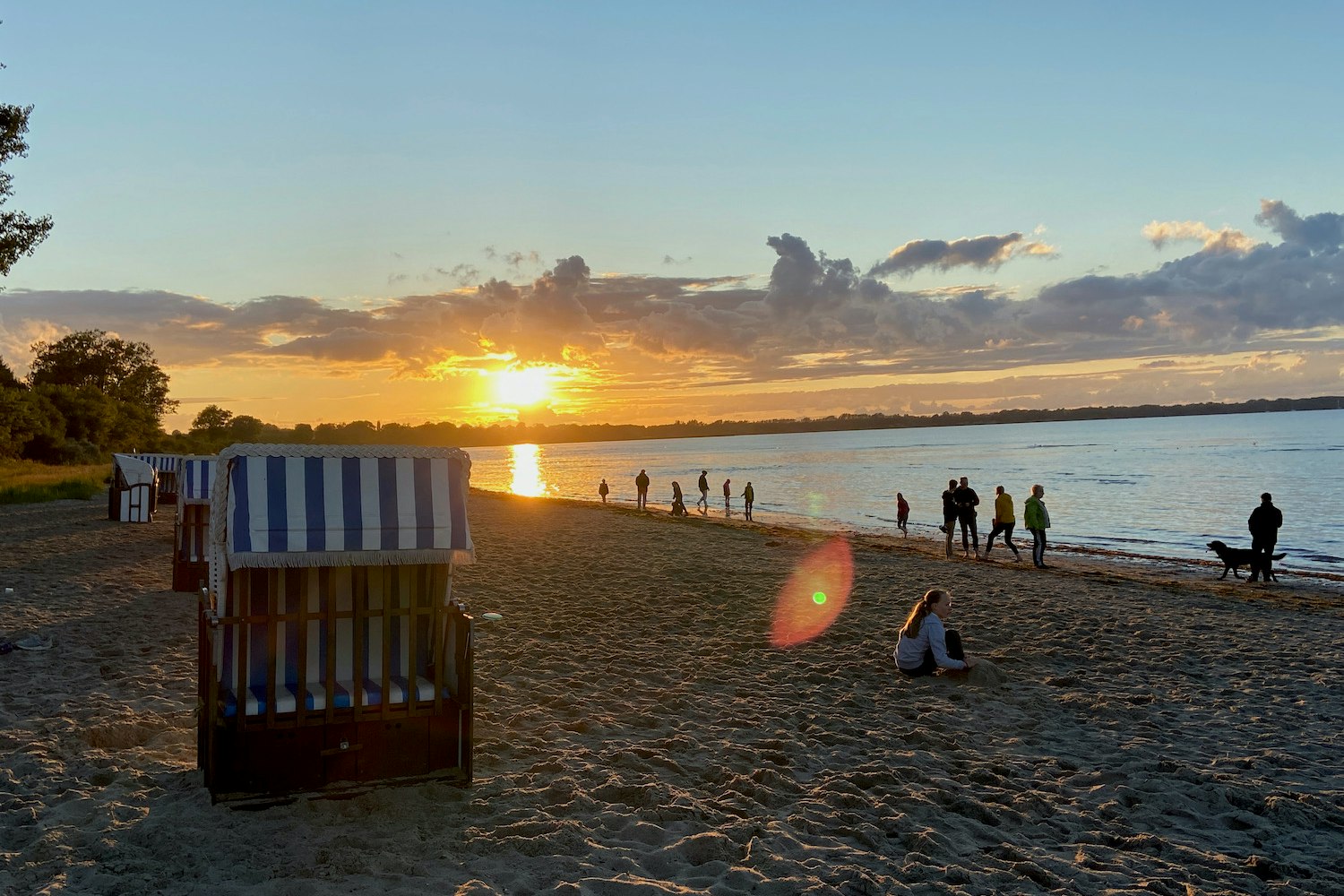 ostseequelle.camp - Meer und Strandkorb am Sonnenuntergang