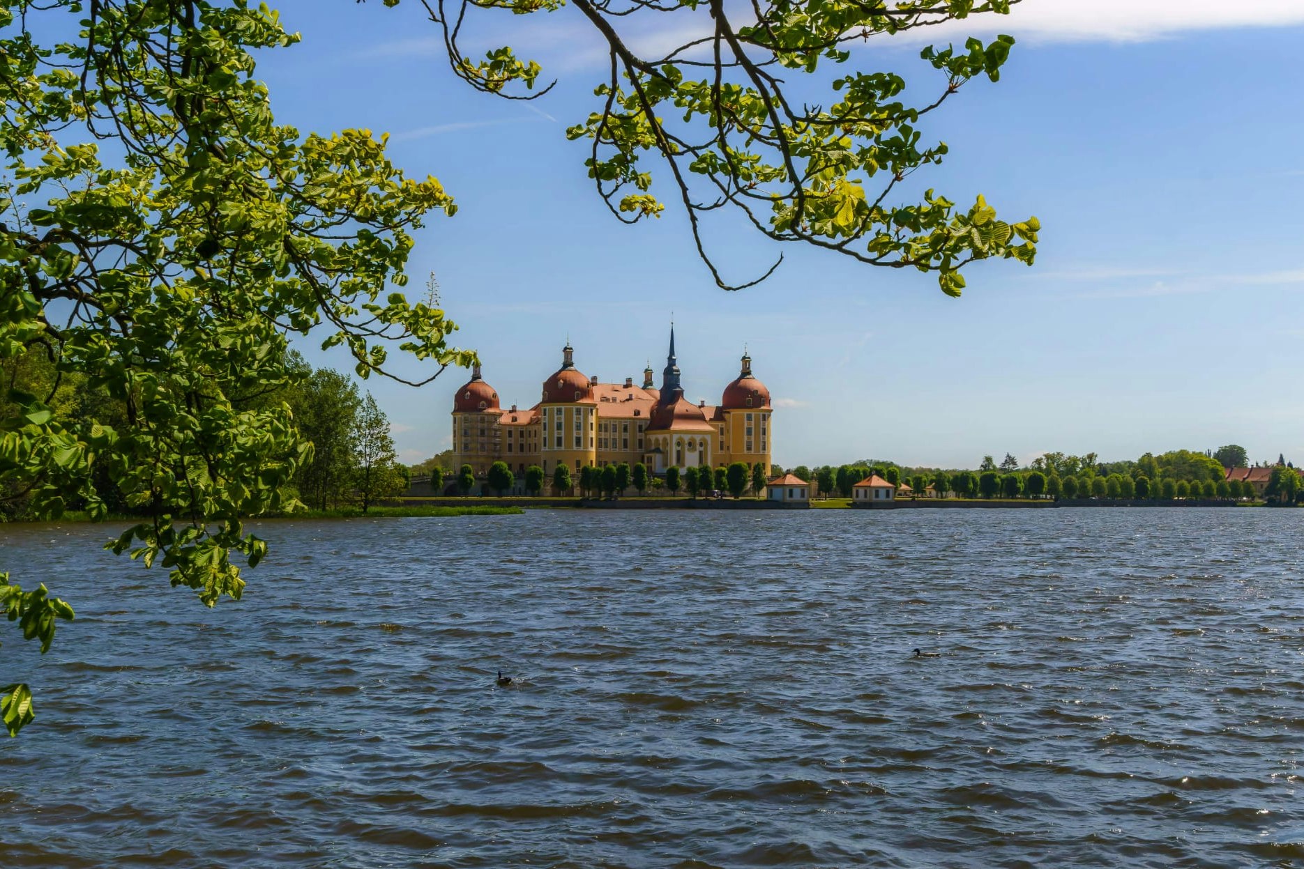 Campingplatz Oberer Waldteich Boxdorf - Blick auf den See mit Schloss im Hintergrund