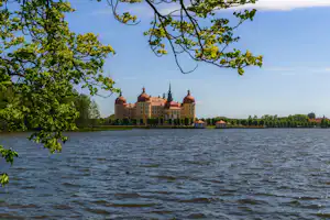 Campingplatz Oberer Waldteich Boxdorf - Blick auf den See mit Schloss im Hintergrund