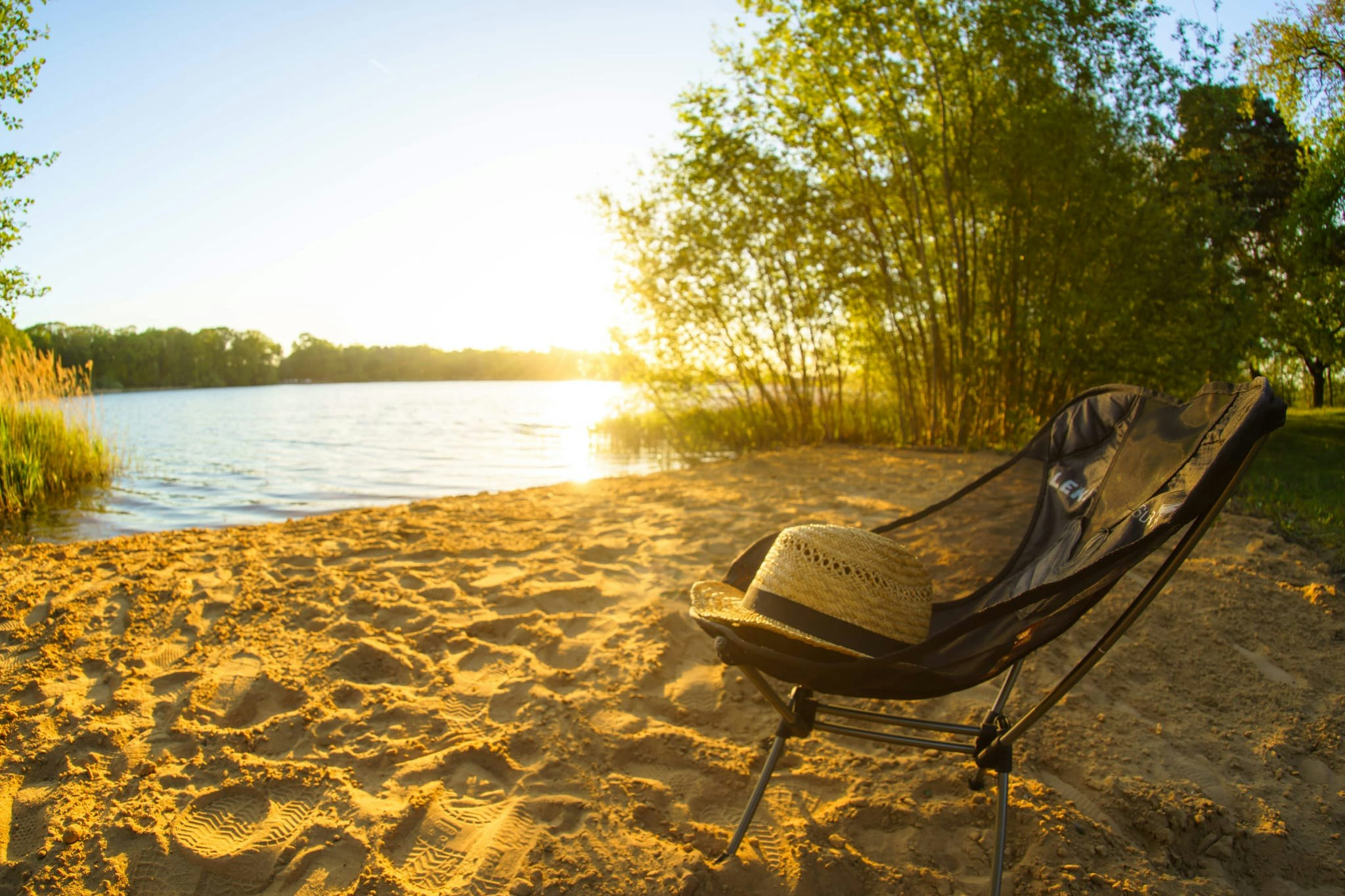 Campingplatz Oberer Waldteich Boxdorf - Campingstuhl am Badestrand bei Sonnenuntergang
