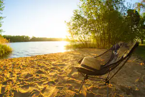Campingplatz Oberer Waldteich Boxdorf - Campingstuhl am Badestrand bei Sonnenuntergang