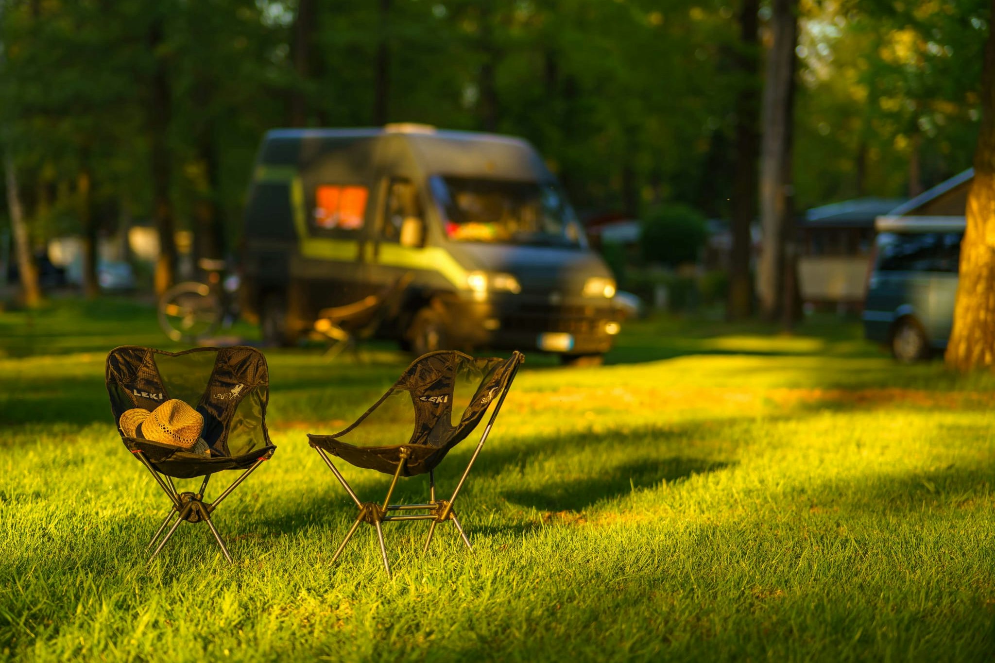 Campingplatz Oberer Waldteich Boxdorf - Zwei Campingstühle auf der Standplatzwiese