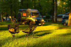 Campingplatz Oberer Waldteich Boxdorf - Zwei Campingstühle auf der Standplatzwiese
