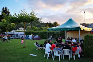Campingplatz Oberfeld - Camper beim gemeinsamen Zusammensitzen auf dem Stellplatz