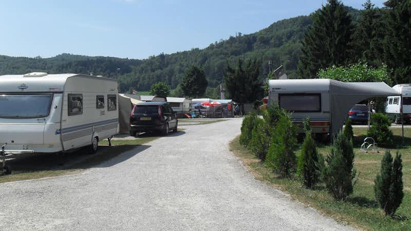Campingplatz Oberfeld - Strasse des Campingplatzes mit Stellplätzen an beiden Seiten