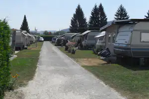 Campingplatz Oberfeld - Wohnwagen und Wohnmobile an einer Strasse des Campingplatzes