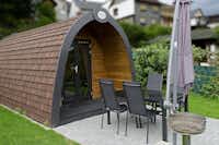 Campingplatz Odersbach - Camping-Pod Mietunterkunft mit gepflasterter Terrasse, Tisch, Stühlen, Sonnenschirm und Grill