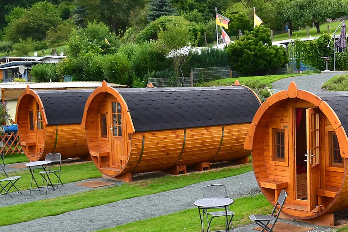 Campingplatz Odersbach - Schlaffass-Mietunterkünfte mit kleiner Terrasse und Sitzmöglichkeiten