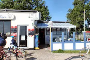 Campingplatz Olpenitz - Imbiss auf dem Campingplatz mit Terrasse und SItzgelegenheiten