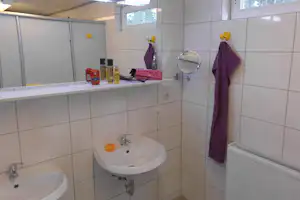 Campingplatz Olympiasee - Sanitäranlage mit Waschbecken und WC-Kabinen auf dem Campingplatz