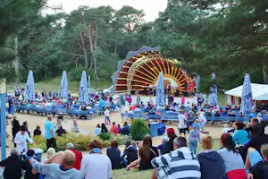 Campingplatz Ostseeblick - Konzert auf dem Campingplatz an einer Bühne mit Bänken und einer Liegewiese