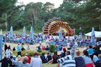 Campingplatz Ostseeblick  - Konzert auf dem Campingplatz an einer Bühne mit Bänken und einer Liegewiese