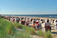Campingplatz Ostseeblick  - Strandkörbe vom Campingplatz am Strand der Ostsee