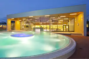 Campingplatz Parktherme Bad Radkersburg - Blick auf die Therme vom Campingplatz