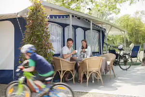 Campingplatz Parktherme Bad Radkersburg - Camper auf Veranda von Mobilheim