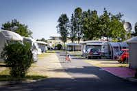 Campingplatz Parktherme Bad Radkersburg - Kind mit Fahrrad auf Stell- und Zeltplätze vom Campingplatz