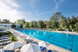 Campingplatz Parktherme Bad Radkersburg - Pool vom Campingplatz mit Liegestühlen und Sonnenschirmen