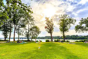 Campingplatz Pilsensee - Liegewiese vom Campingplatz am See