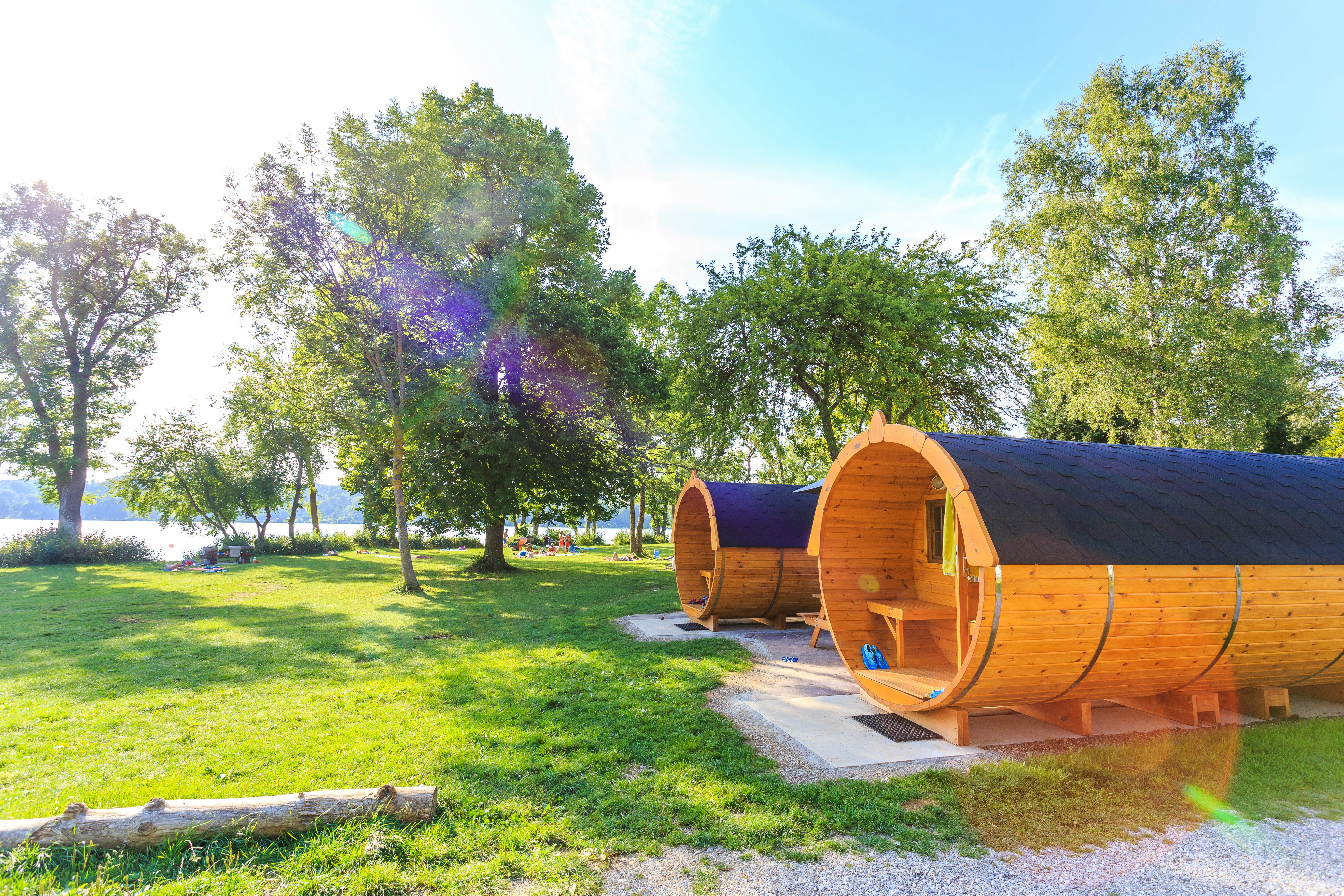 Campingplatz Pilsensee - Schlaffässer in Seenähe