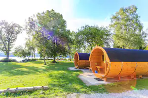 Campingplatz Pilsensee - Schlaffässer in Seenähe