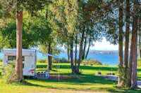 Campingplatz Pilsensee - Wohnwagen auf dem Wohnwagen- und Zeltstellplatz vom Campingplatz mit Blick auf den See