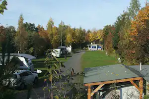 Campingplatz Platzermühle - Stellplätze vom Campingplatz im Grünen zwischen Bäumen