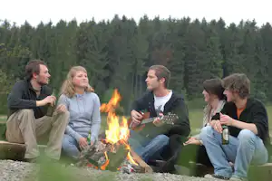 Campingplatz Prahljust - Camper am Lagerfeuer auf dem Campingplatz