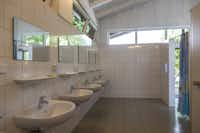 Campingplatz Renken - Sanitärgebäude mit Waschbecken, Spiegel, Toiletten und Duschen