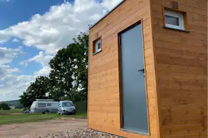 Campingplatz Rhön Feeling - Sanitärcontainer auf dem Campingplatz