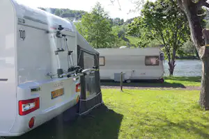 Campingplatz Rißbach - Wohnwagen und Wohnmobil auf dem Stellplatz vom Campingplatz am Ufer des Flusses Mosel