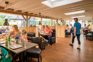 Campingplatz Rißbach - essende Camper im Restaurant vom Campingplatz