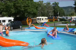 Campingplatz Rißbach - spielende Kinder im Kinderbecken mit Rutsche am Pool vom Campingplatz
