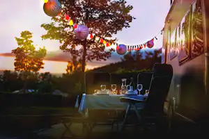 Campingplatz Rohrer Stirn - Esstisch im Freien und Wohnmobil bei Sonnenuntergang