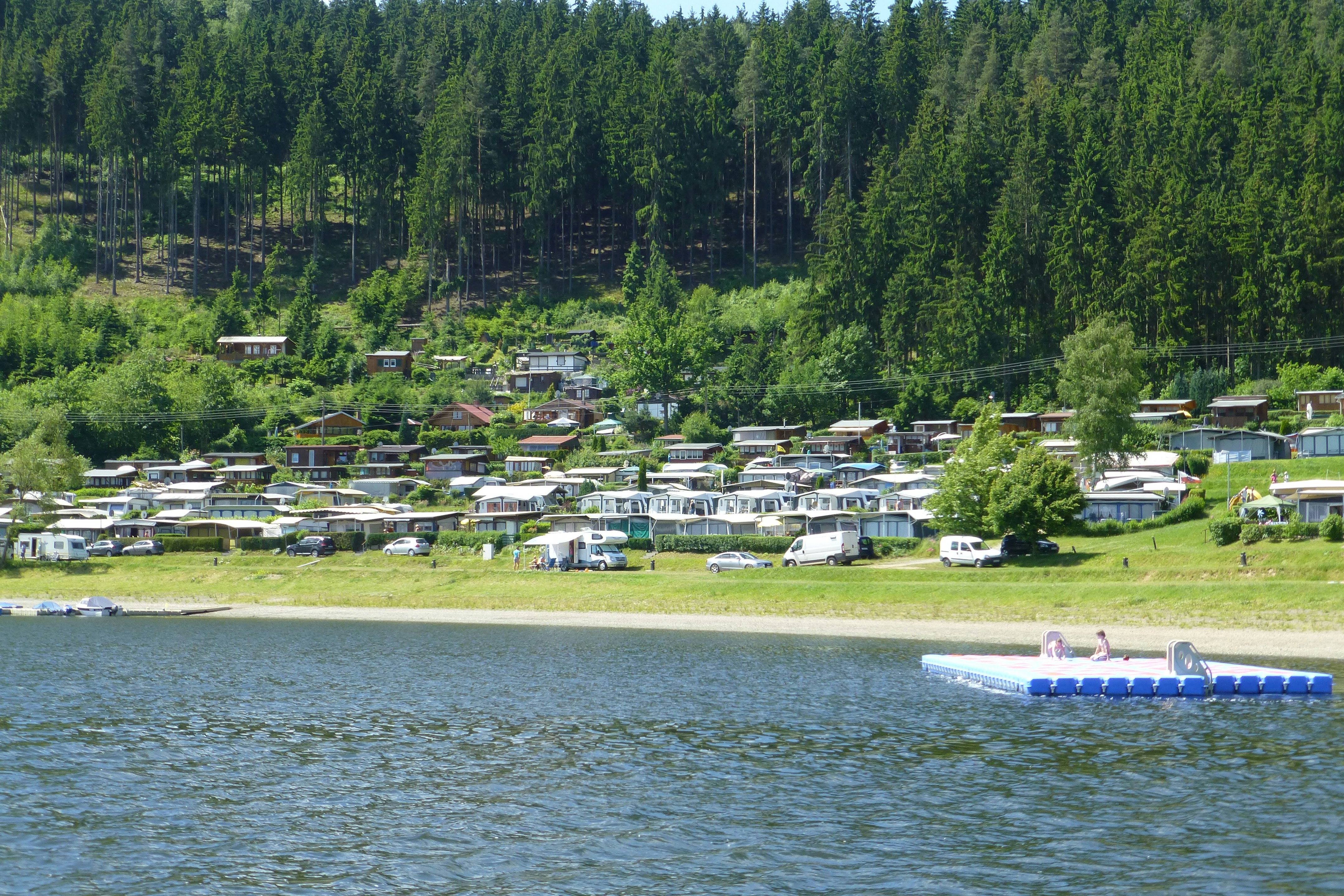Campingplatz Saalthal-Alter - Blick auf den Campingplatz am Ufer des Sees