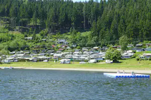 Campingplatz Saalthal-Alter - Blick auf den Campingplatz am Ufer des Sees