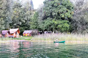 Campingplatz Schachenhorn - Holzhütten auf dem Campingplatz mit dem Wasser des Bodensees davor