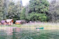 Campingplatz Schachenhorn - Holzhütten auf dem Campingplatz mit dem Wasser des Bodensees davor
