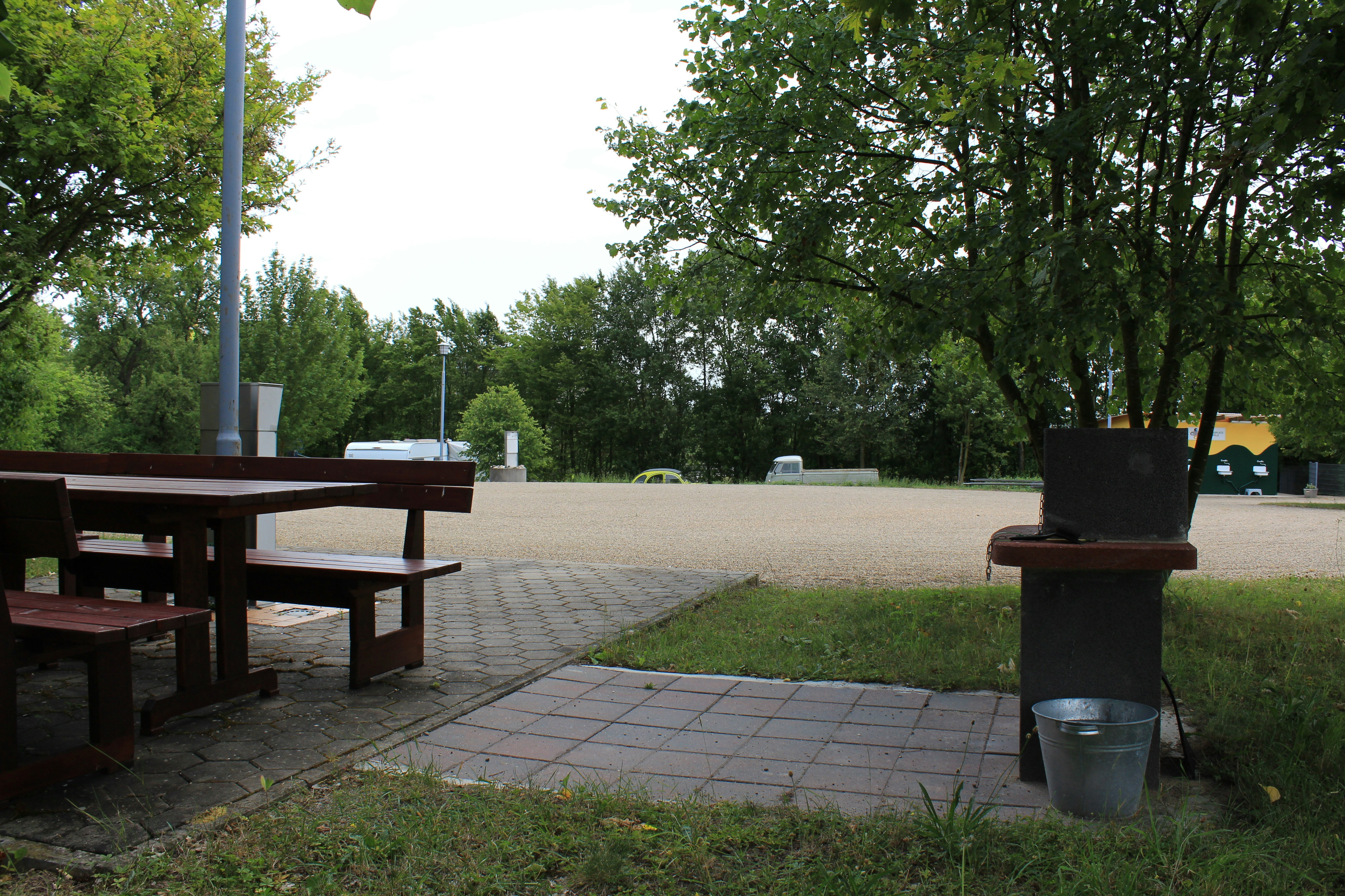 Campingplatz Scheinfeld - Grillstelle und Picknickbank auf dem Campingplatz